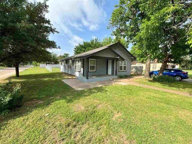 property at 1401 N 8th St