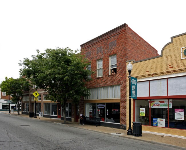 200-208 E Washington St in Suffolk, VA - Foto de edificio - Building Photo