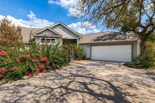5718 McCarty Ln in Austin, TX - Building Photo