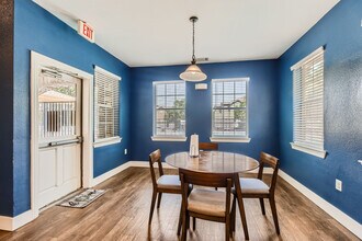 Tigoni Villas in San Antonio, TX - Foto de edificio - Building Photo