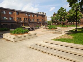 Capitol Centre Court Apartments in Madison, WI - Foto de edificio - Building Photo