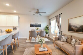 329 N Centro Cir in Shenandoah, TX - Building Photo - Building Photo