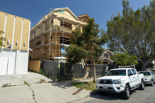 124 N Manhattan Pl in Los Angeles, CA - Foto de edificio - Building Photo