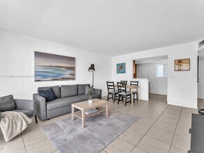 7737 SW 88th St in Miami, FL - Building Photo - Building Photo