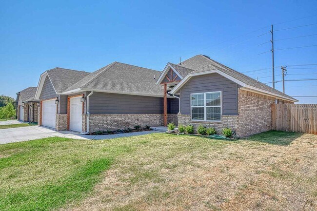 600 Smt Pt Ln in Norman, OK - Building Photo - Building Photo