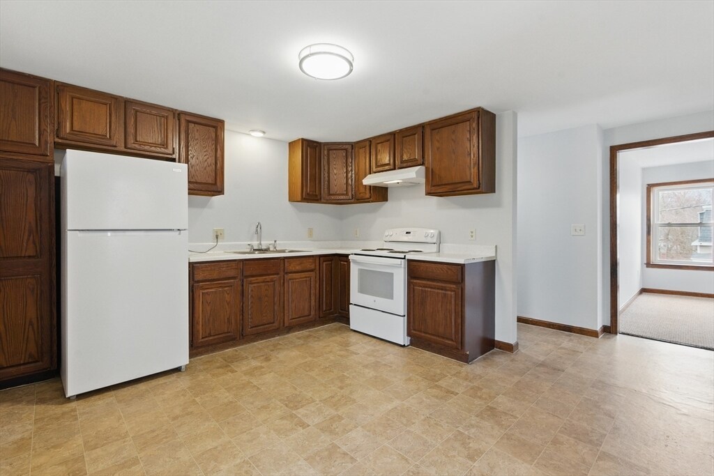 24 North St in Warren, MA - Building Photo