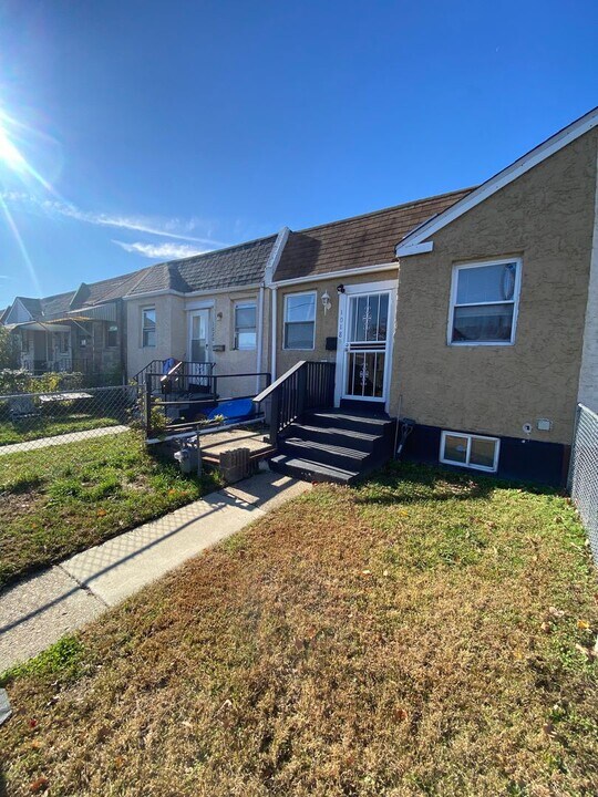 1018 Burnside Rd in Sharon Hill, PA - Building Photo