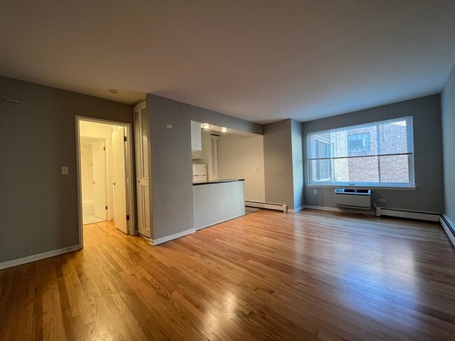 516 W Melrose St, Unit 206 in Chicago, IL - Foto de edificio - Building Photo