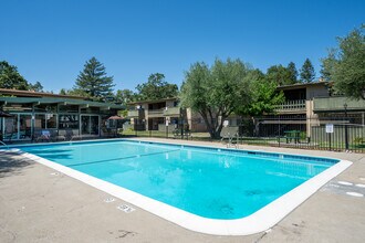 Kingston Place Apartments in Walnut Creek, CA - Foto de edificio - Building Photo