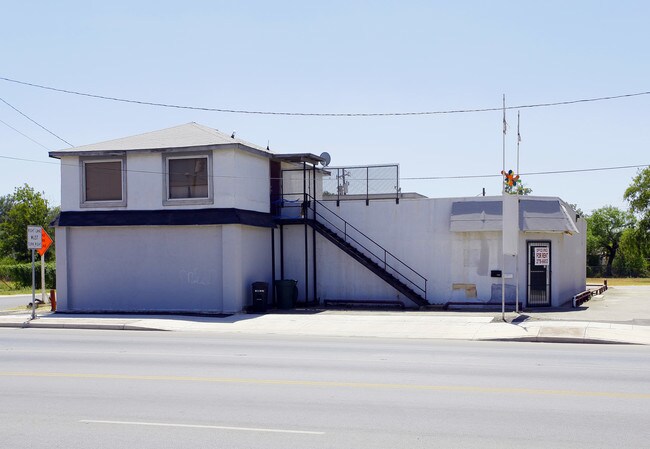 519 S Getty St in Uvalde, TX - Building Photo - Building Photo