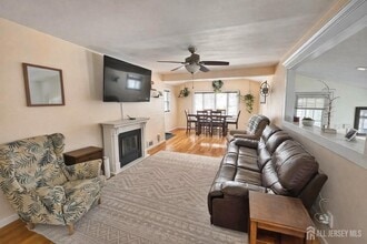 100 Pinetree Dr in Sayreville, NJ - Building Photo - Building Photo