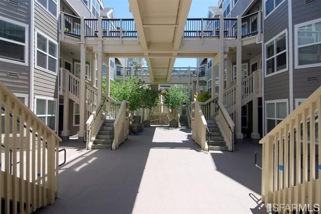 1235 McAllister St, Unit 116 in San Francisco, CA - Foto de edificio - Building Photo