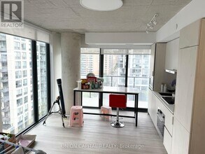 47-1047 Mutual St in Toronto, ON - Building Photo - Building Photo
