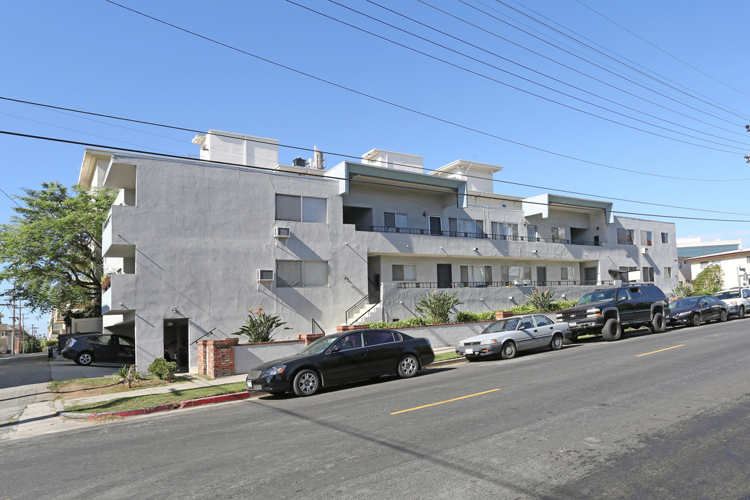 963 S Barrington Ave in Los Angeles, CA - Building Photo