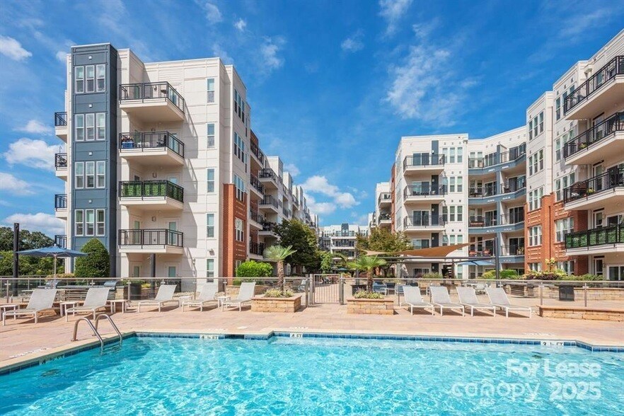 902 W 4th St, Unit Cedar in Charlotte, NC - Building Photo