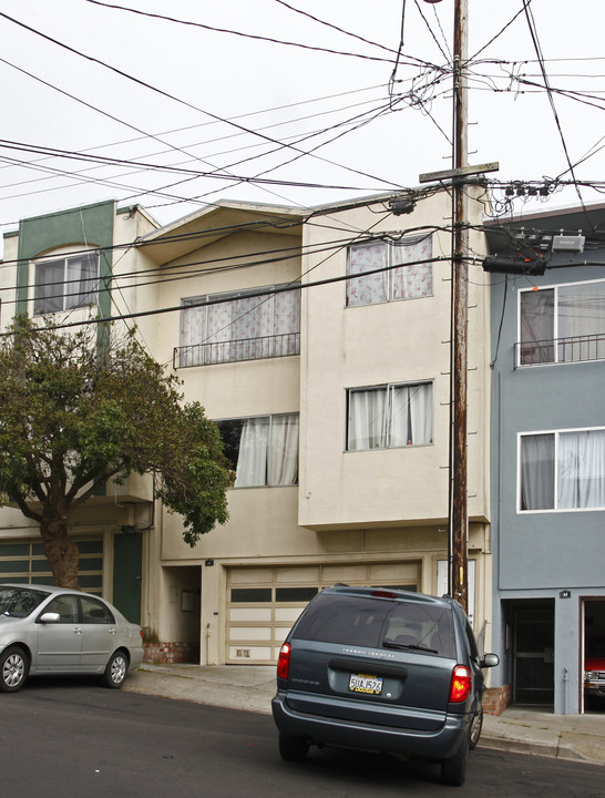 81 Lausanne Ave in Daly City, CA - Building Photo