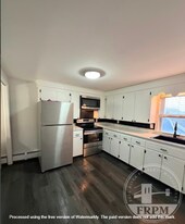 64 Walnut St in Tiverton, RI - Building Photo