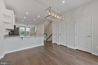22186 McCormick Terrace in Ashburn, VA - Foto de edificio - Building Photo