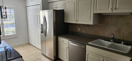 4925 Sandra Bay Dr in Naples, FL - Building Photo - Building Photo