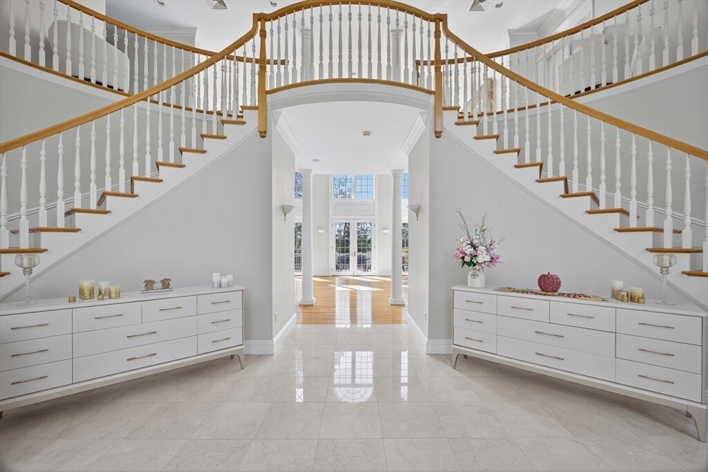 11 Elizabeth Way in Lynnfield, MA - Building Photo