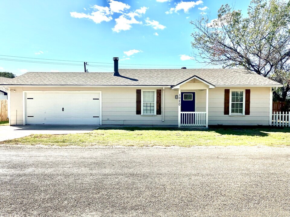 1020 Greg St in Azle, TX - Building Photo