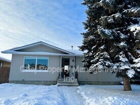 14212-14114 114 St NW in Edmonton, AB - Building Photo