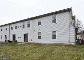 592 Wrensong Rd in Yardley, PA - Building Photo