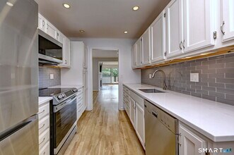 105 Harbor Dr in Stamford, CT - Building Photo - Building Photo