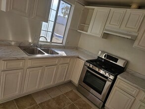 16594 Orange Way in Fontana, CA - Foto de edificio - Building Photo