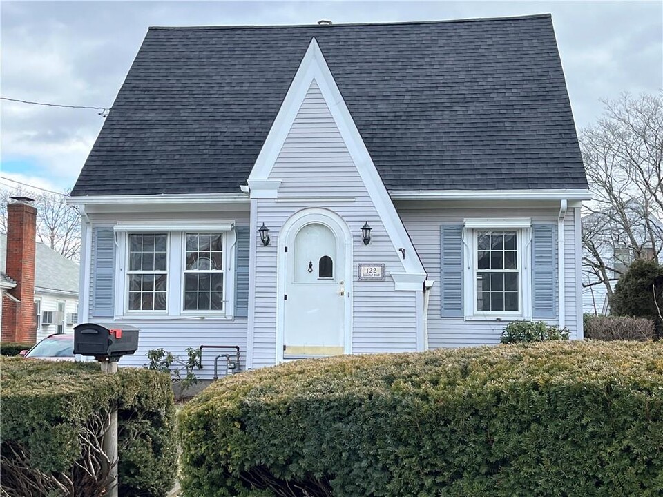 122 Calaman Rd in Cranston, RI - Foto de edificio