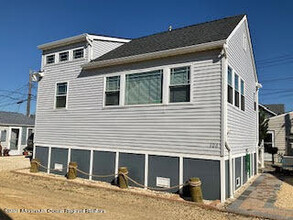 106 W Pompano Way in Lavallette, NJ - Building Photo - Building Photo