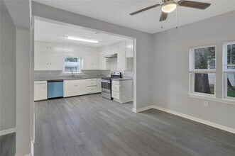 710 E Magnolia St in Angleton, TX - Building Photo - Building Photo