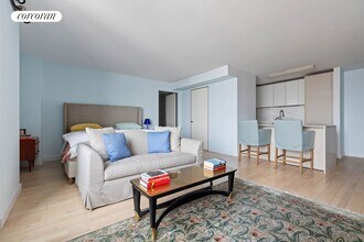 322 W 57th St in New York, NY - Building Photo - Building Photo