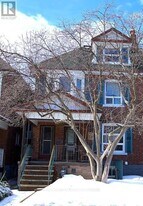 32 Beatrice St in Toronto, ON - Building Photo
