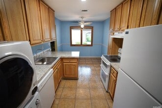 906 Gotham Ct S in Saint James, NY - Building Photo - Building Photo