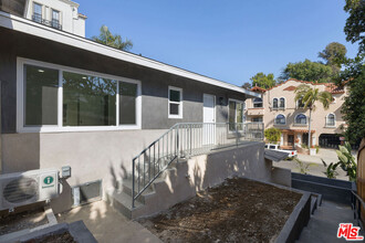 7127 Ramsgate Ave in Los Angeles, CA - Foto de edificio - Building Photo