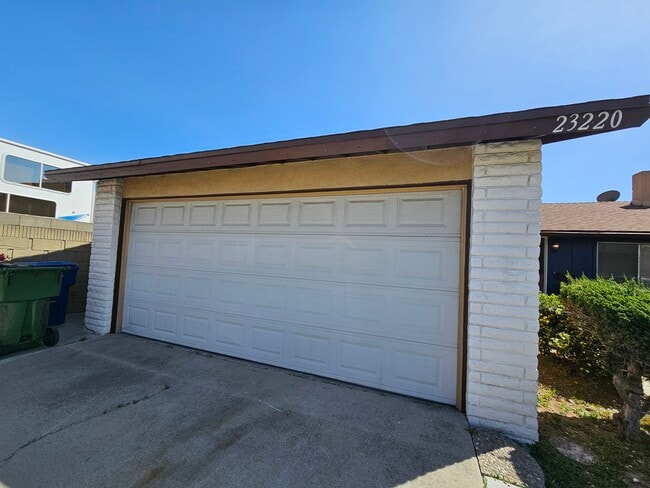 23220 Pryor Pl in Harbor City, CA - Foto de edificio - Building Photo