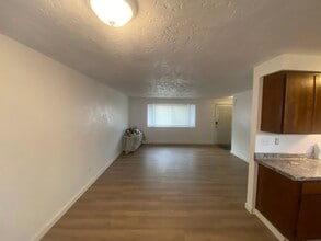 880 N Cloverleaf Loop in Springfield, OR - Foto de edificio - Building Photo