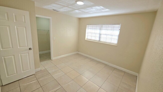 10390 NW 36th St in Coral Springs, FL - Foto de edificio - Building Photo