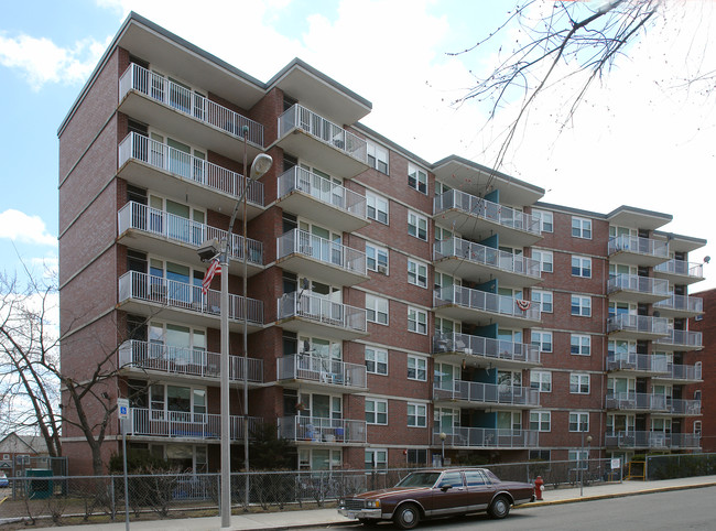 Coughlin Apartments in Holyoke, MA - Foto de edificio - Building Photo