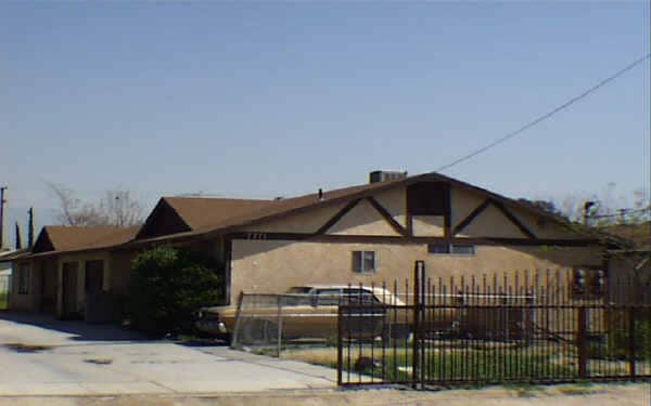 7771 McKinley St in Highland, CA - Foto de edificio