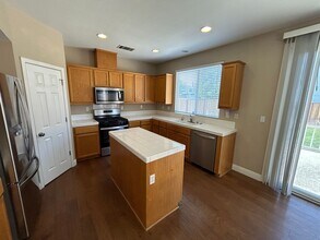 667 Harold Smith Dr in Tracy, CA - Building Photo - Building Photo