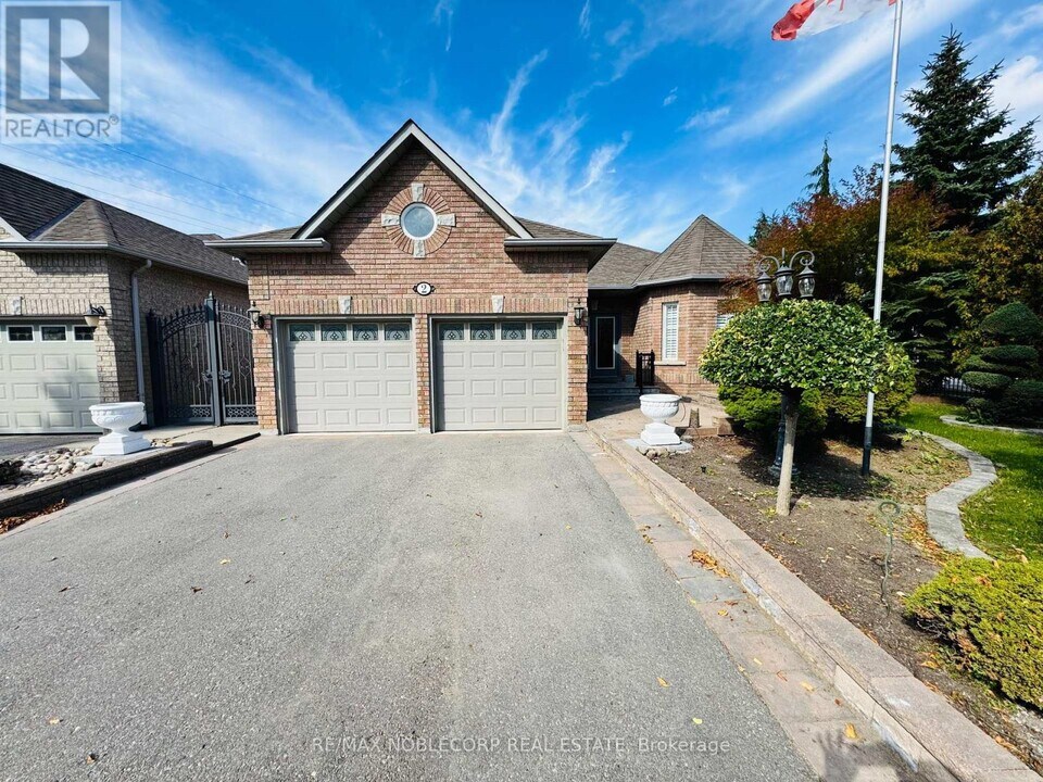 2 Lois Dr in Vaughan, ON - Building Photo