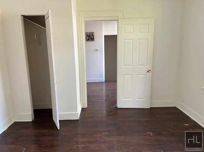 3BR 1BA Sunny Corner Duplex w/ private yard in Brooklyn, NY - Foto de edificio - Building Photo