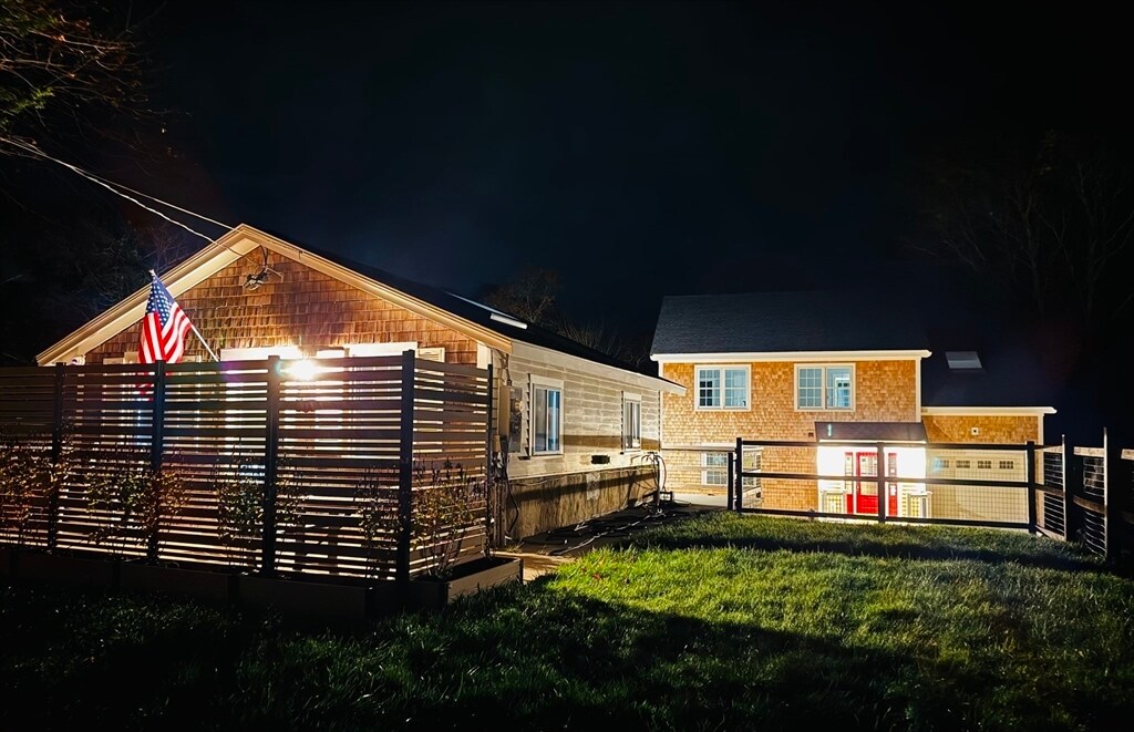 90 Edgartown Rd in Tisbury, MA - Building Photo