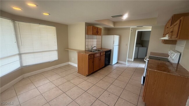 412 Glendale Ave in Lehigh Acres, FL - Building Photo - Building Photo
