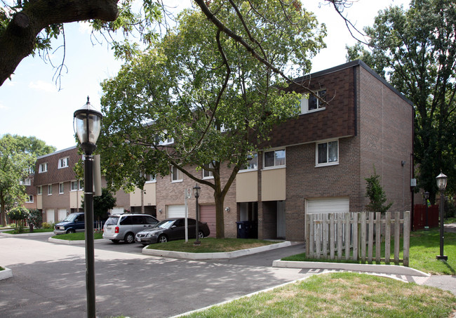 889-894 Tandridge Cres in Toronto, ON - Building Photo - Primary Photo