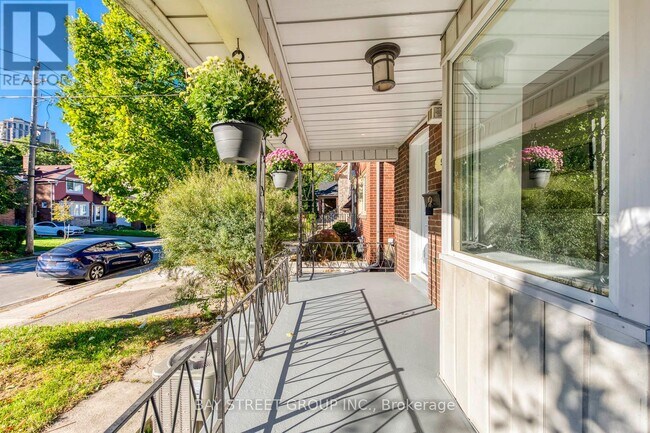 90 Avondale Ave in Toronto, ON - Building Photo - Building Photo
