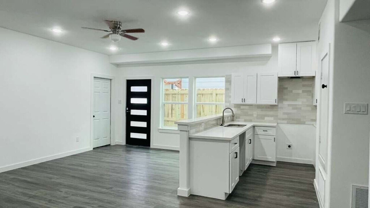 8404 De Priest St in Houston, TX - Building Photo