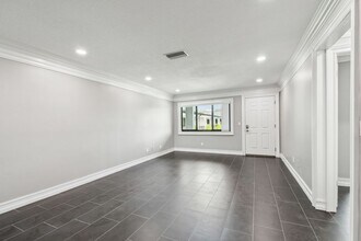 2942 W Bay Dr in Belleair Bluffs, FL - Building Photo - Building Photo